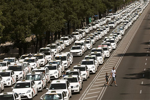 La huelga de taxistas paraliza grandes ciudades de España